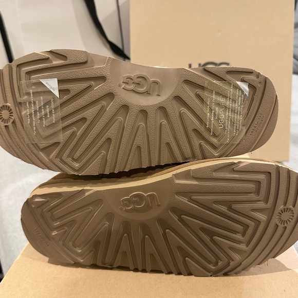 Moving sale! Brand new women’s UGG Boots - Picture 4 of 4